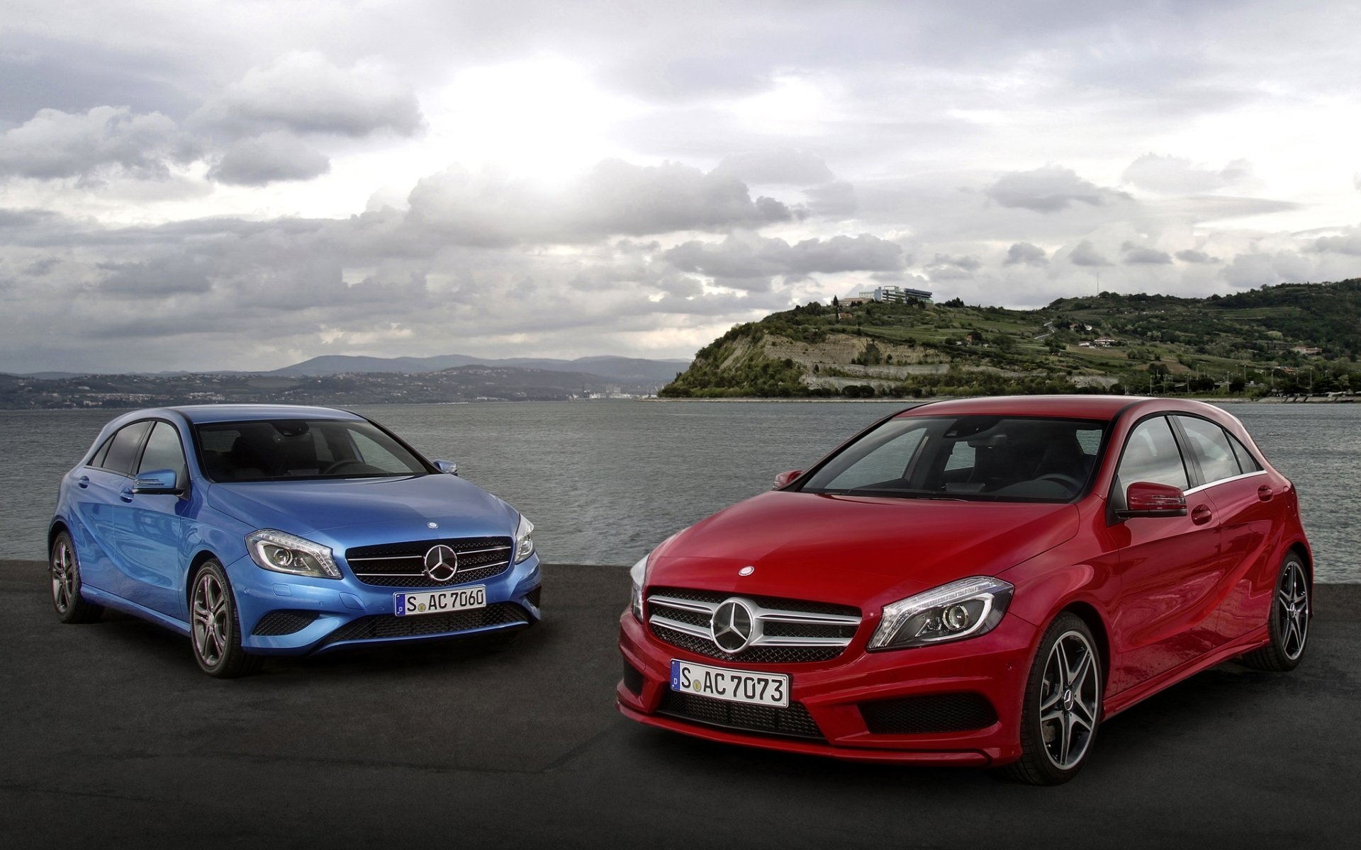 mercedes-benz a-klasse mercedes clase a hatchback rojo azul frente costa cielo