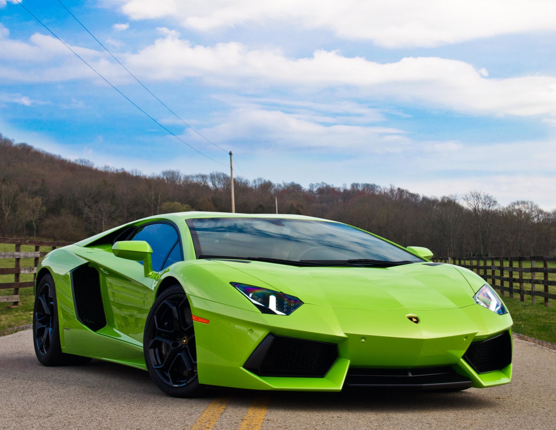 lamborghini aventador lp700-4 auto supersamochód droga zielone niebo