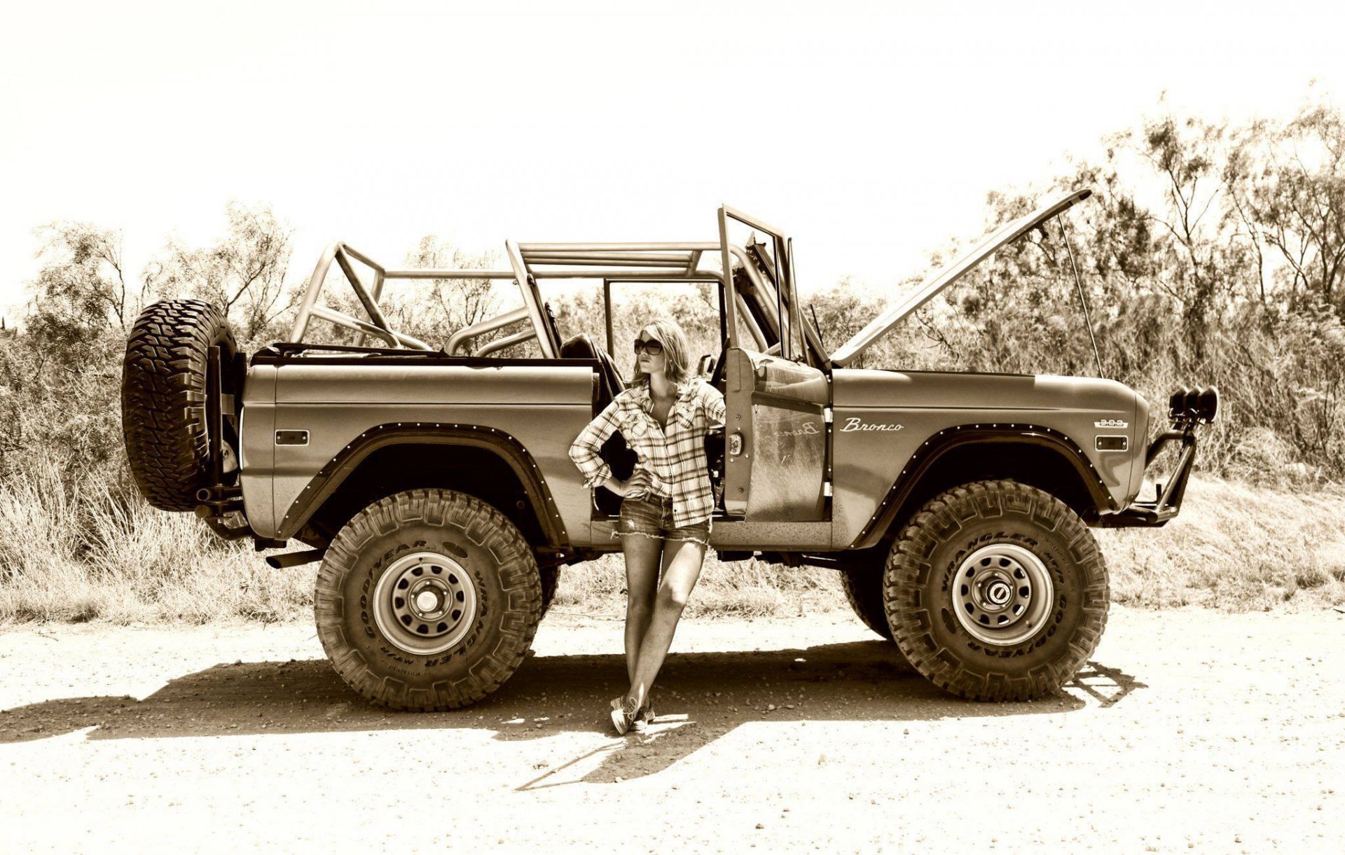 ford bronco chicas fuera de la carretera