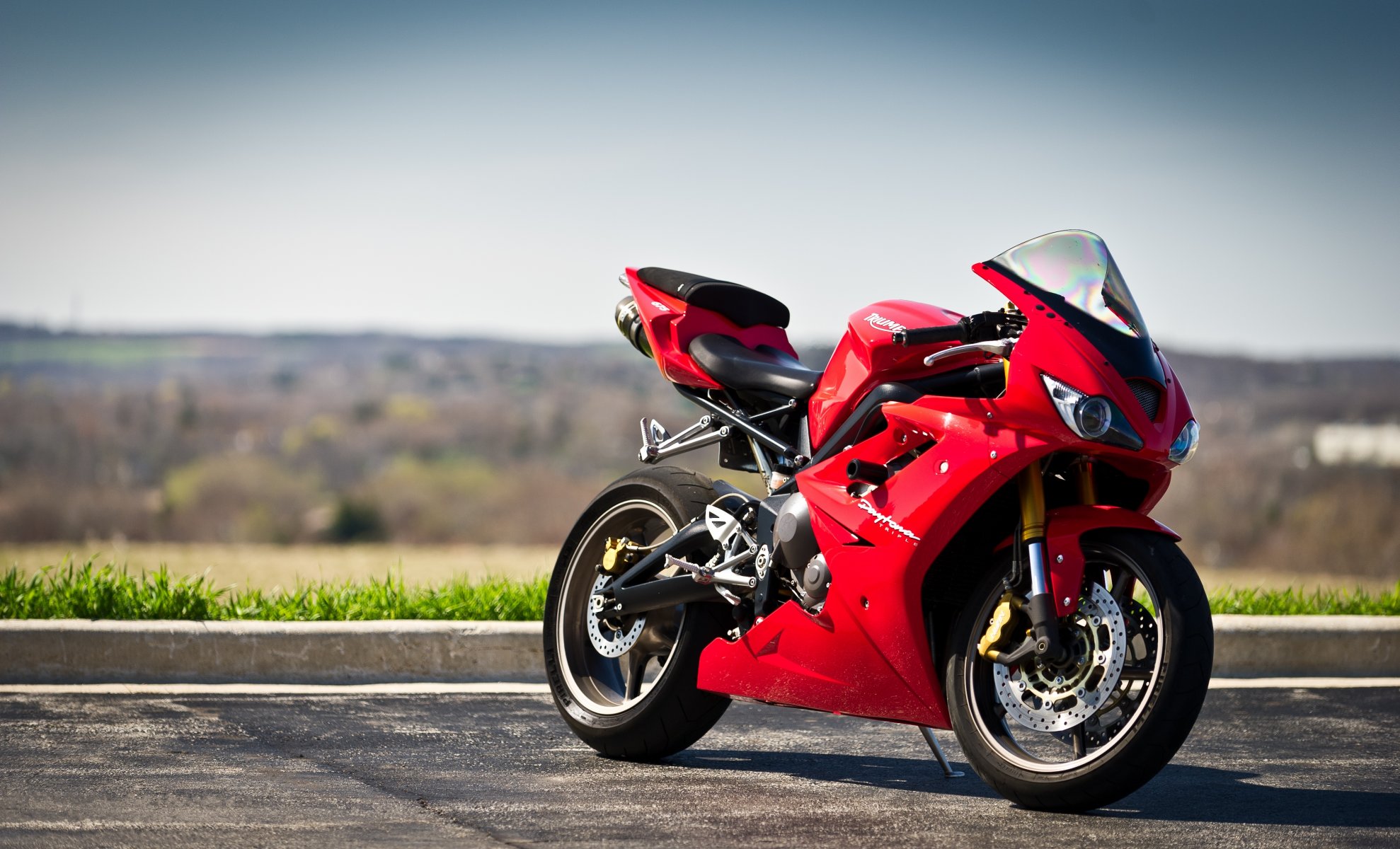 triumph daytona 675 rouge daytona rouge éperon herbe