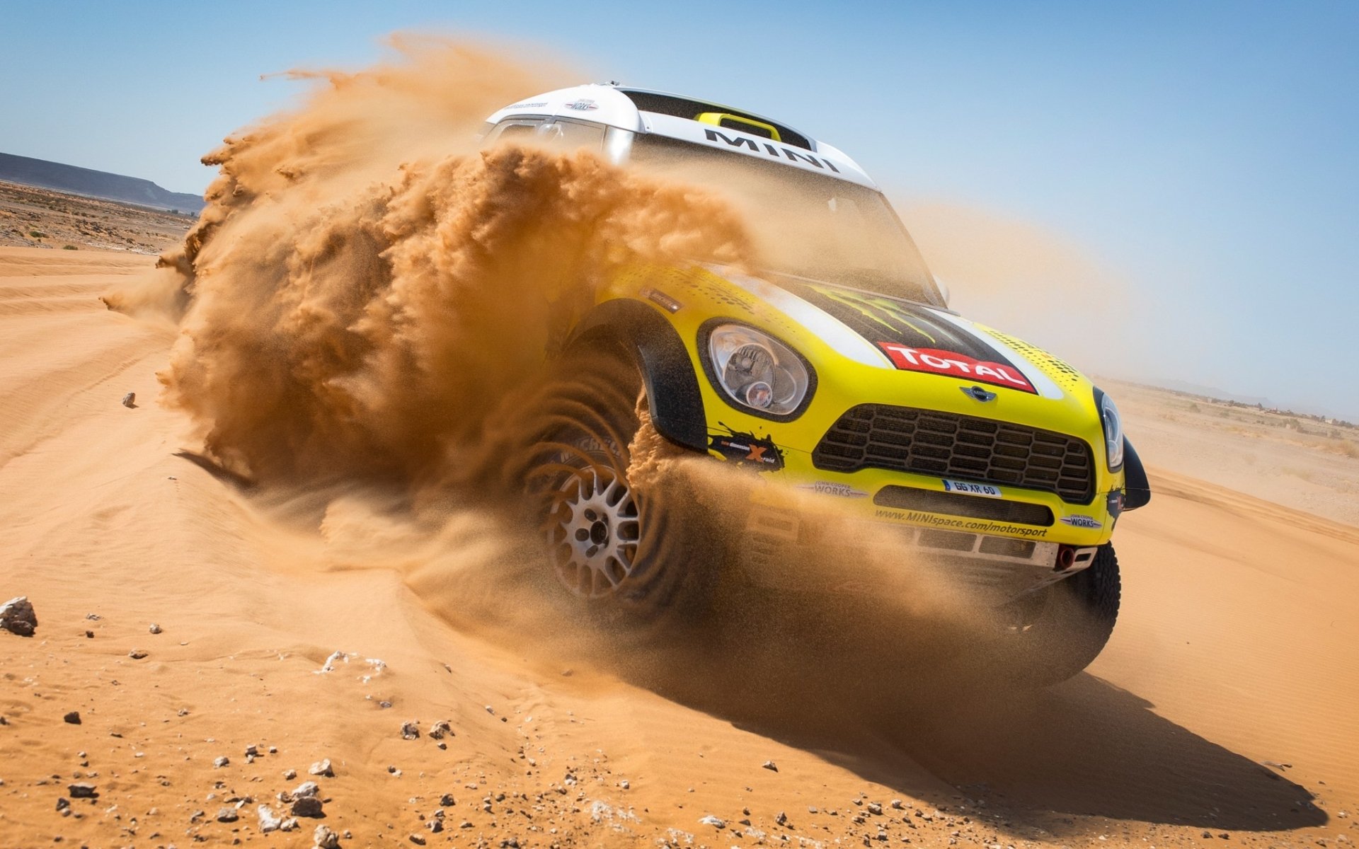 mini all4 sport mini rennwagen schleudern sand himmel