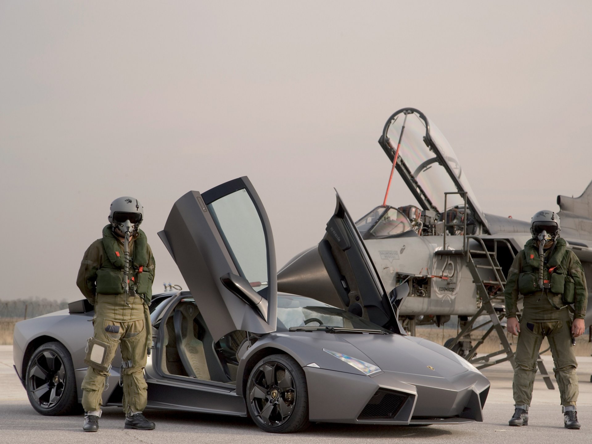 lamborghini reventon vestito pilota panavia tornado auto jet da combattimento