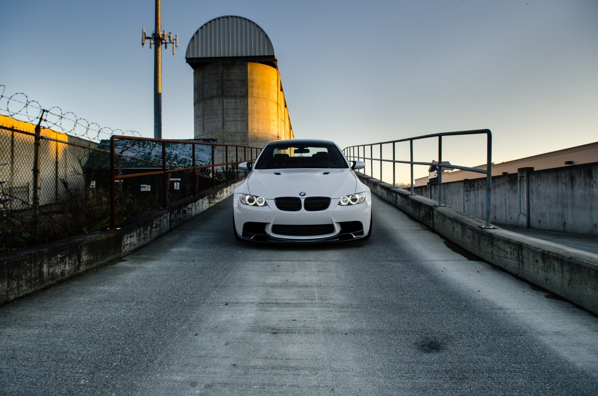 bmw m3 e92 weiß bmw front zaun stacheldraht himmel