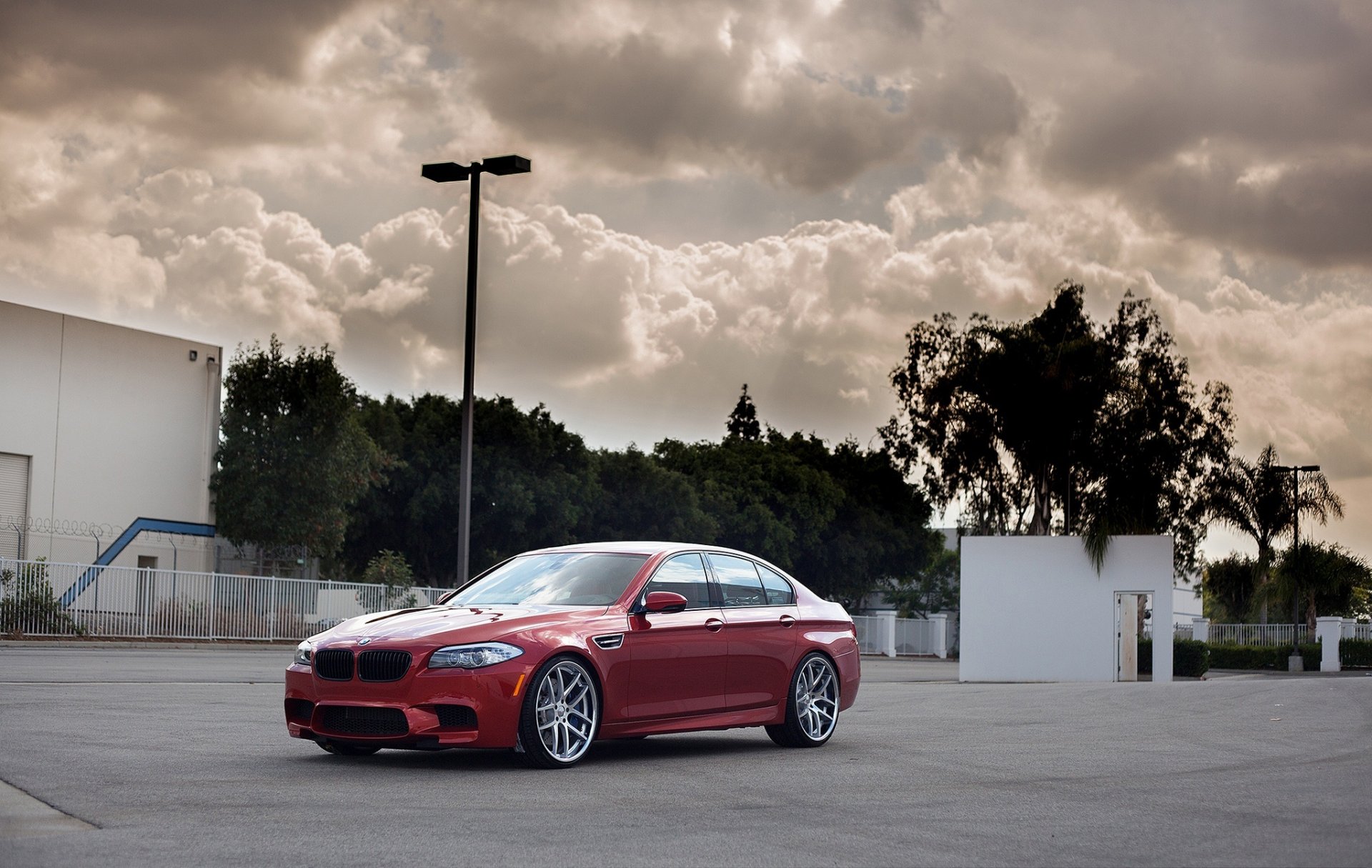 bmw m5 f10 rouge bmw rouge vue de face réflexion ciel nuages feu arrière