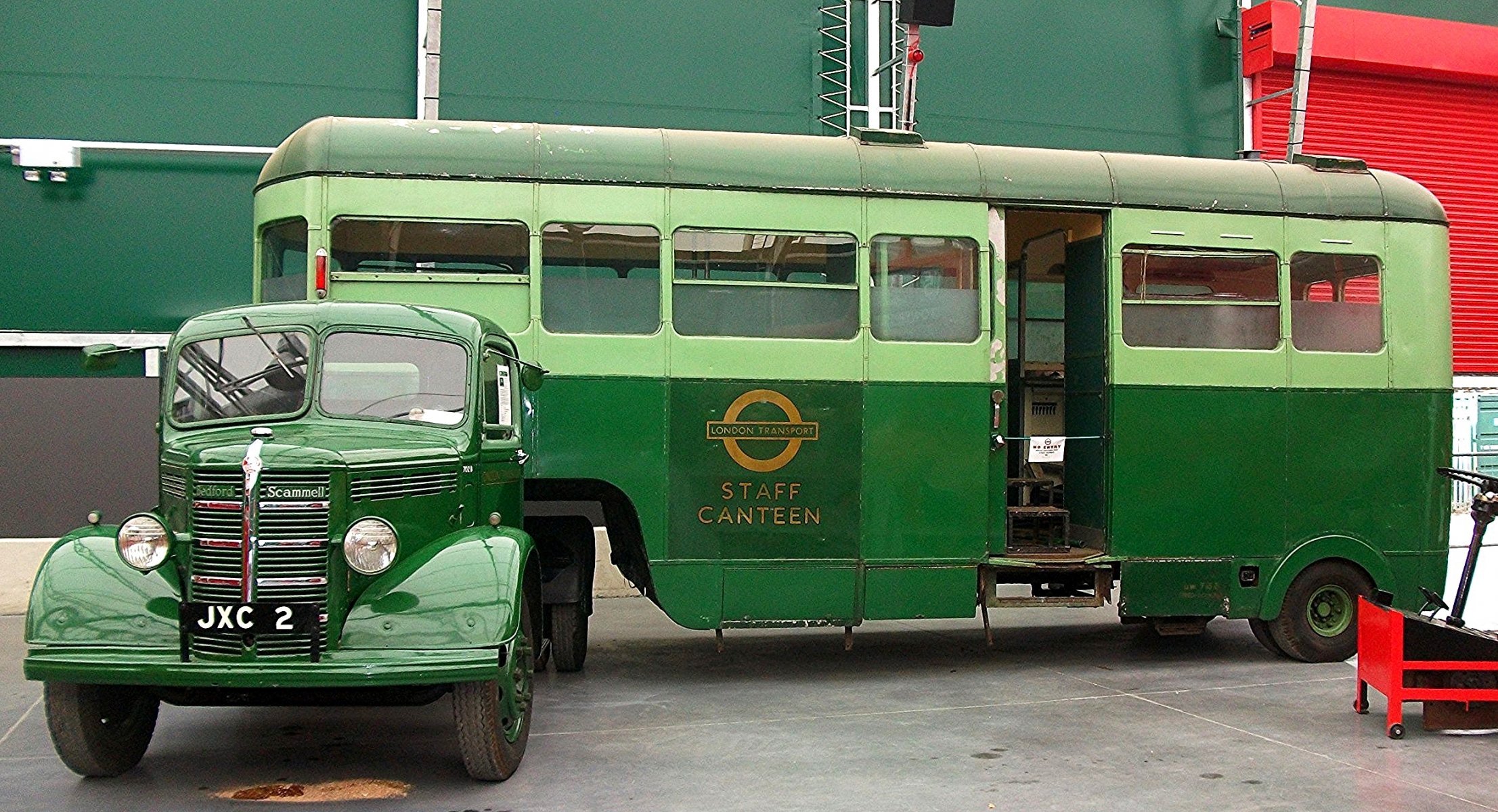 london transport bedford / scammell bus-dining room 702b jxc 2 for maintenance crews bus break