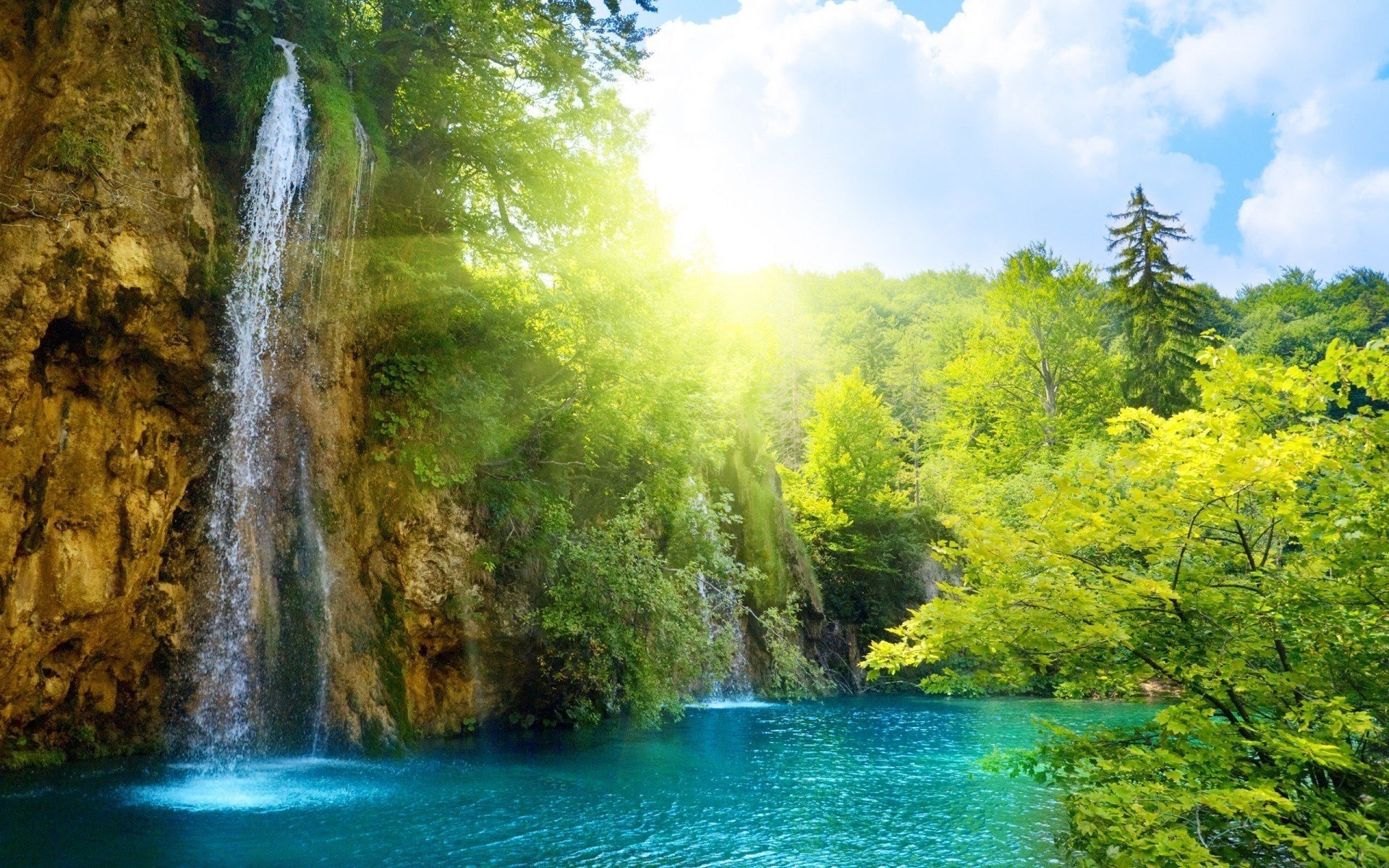 cascata cielo alberi