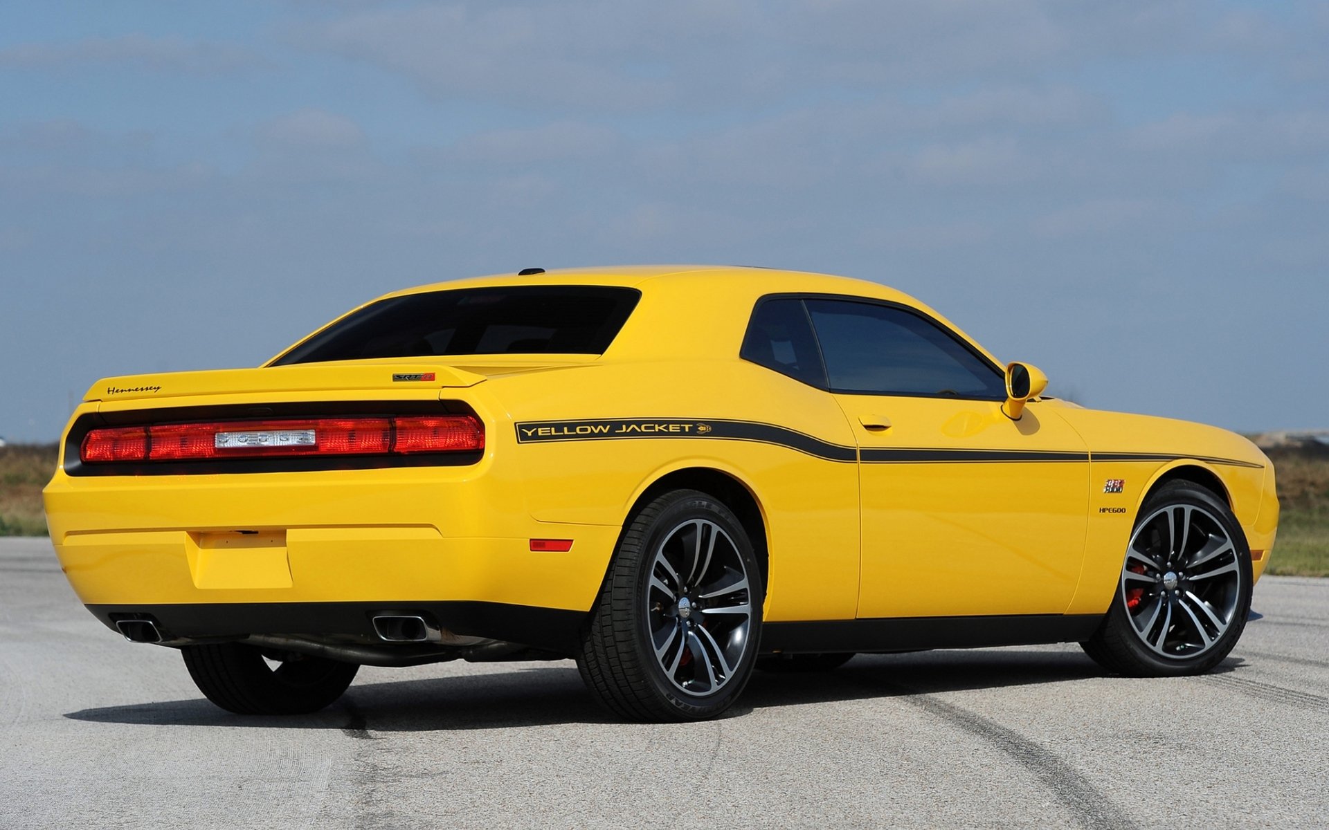 hennessey dodge challenger srt8 żółta kurtka dodge celenger muscle car muscle car żółty widok z tyłu