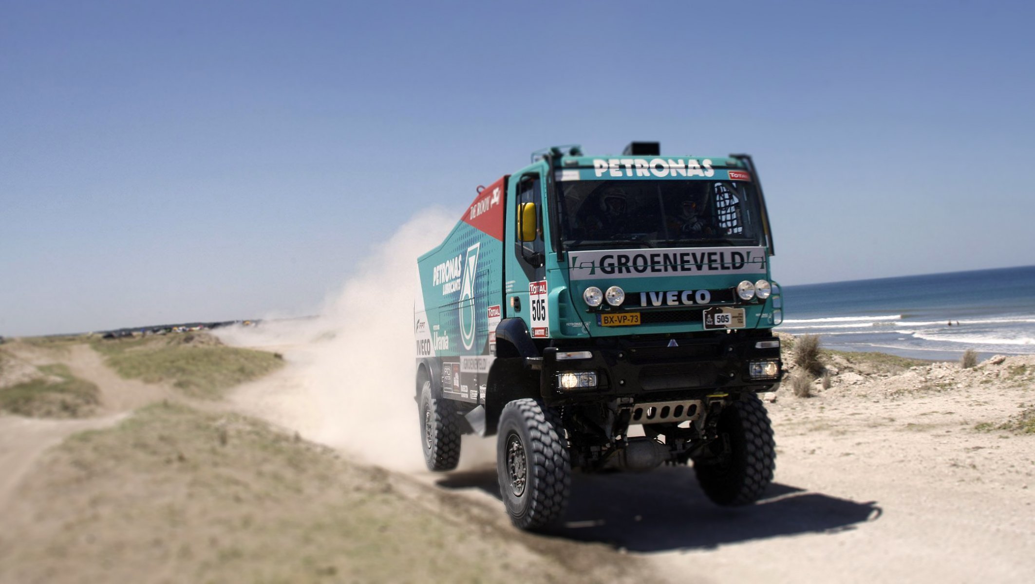 iveco dakar ciężarówka samochód zlot przód sport wyścig rajd dzień reflektory kabina