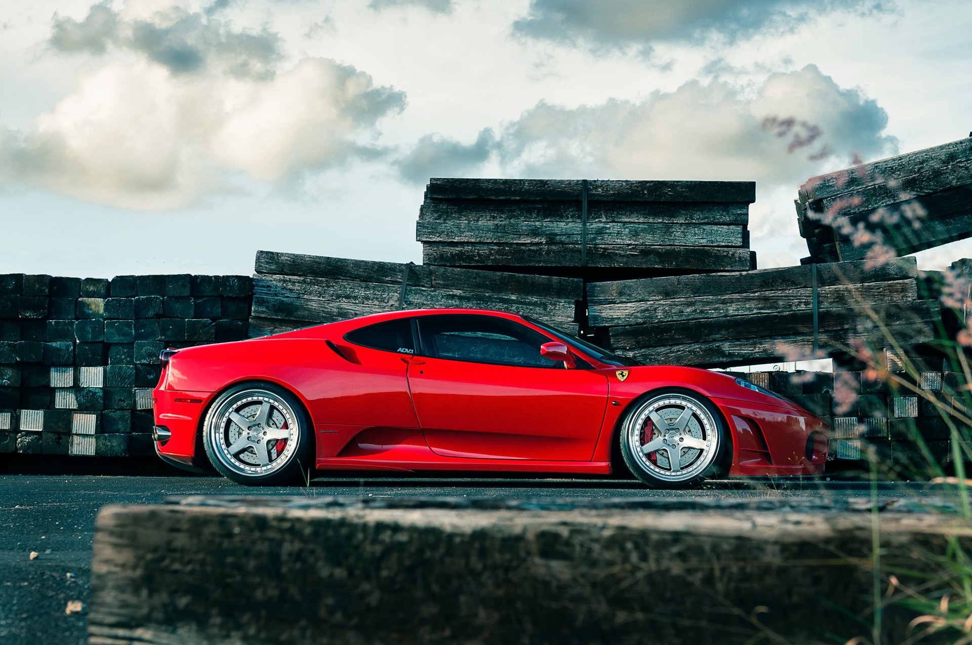 ferrari f430 rojo ruedas ferrari f430 rojo perfil llantas tablas cielo nubes