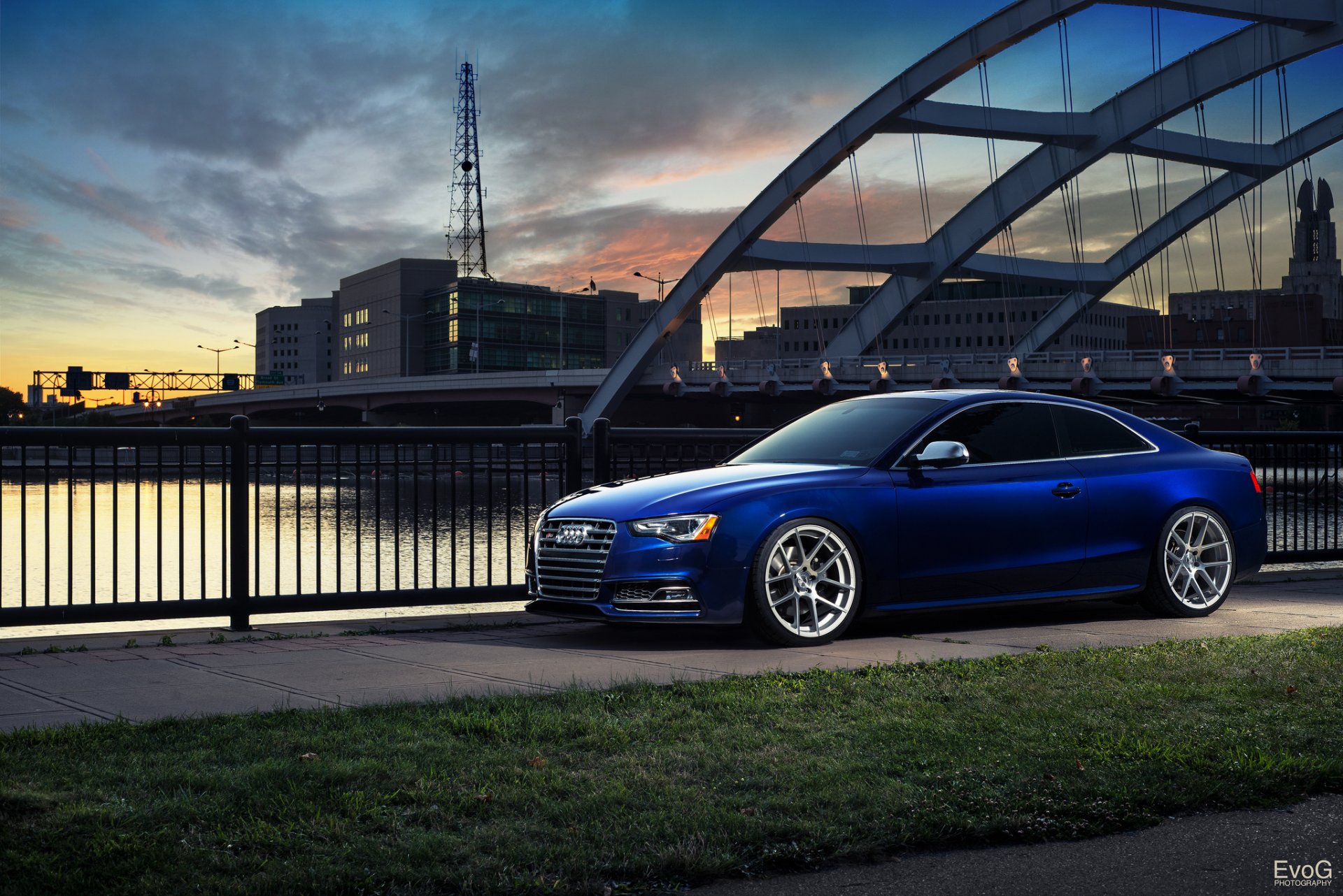 audi s5 blau stadt brücke