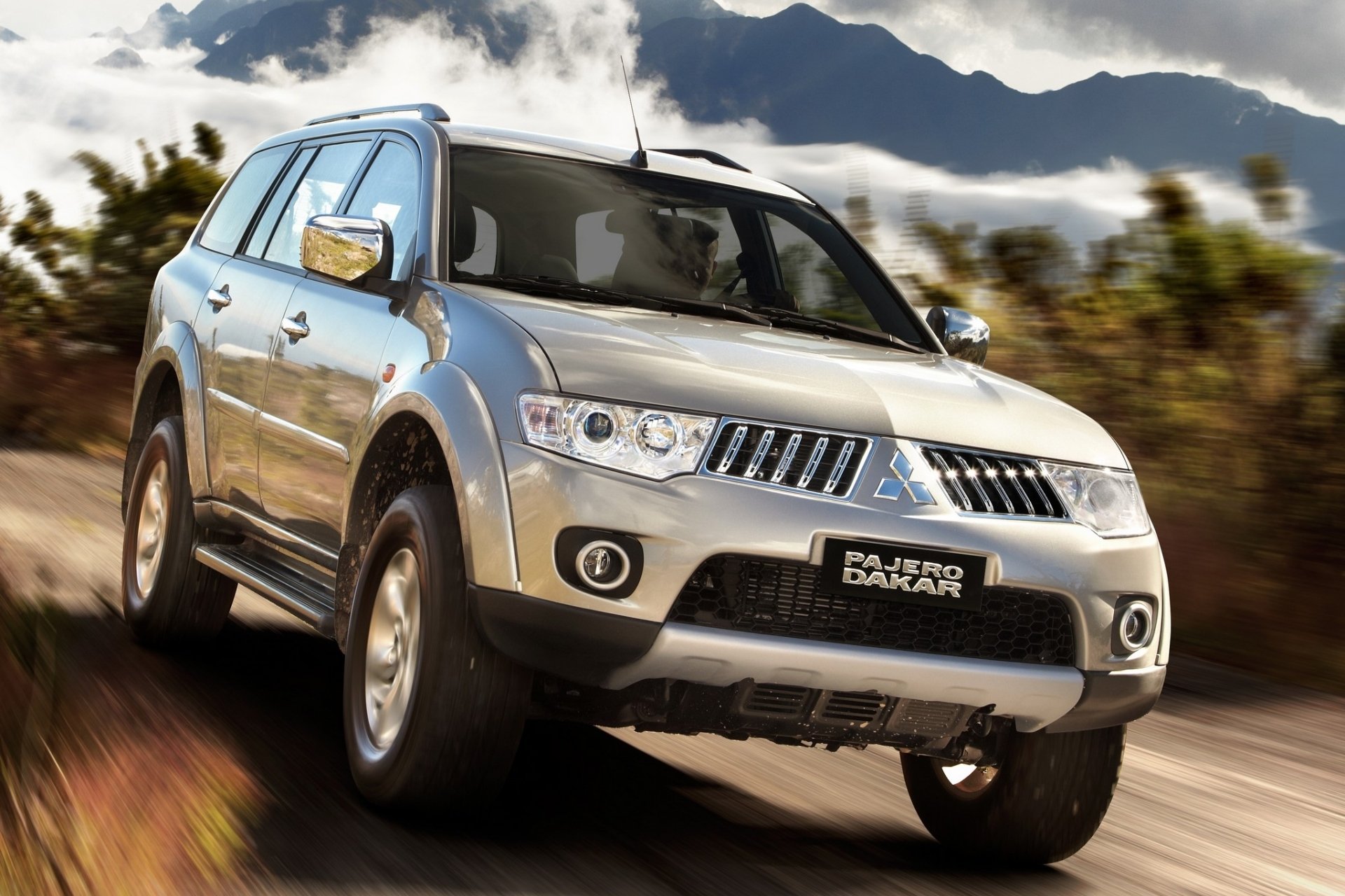 mitsubishi pajero dakar mitsubishi poggero suv jeep berge geschwindigkeit