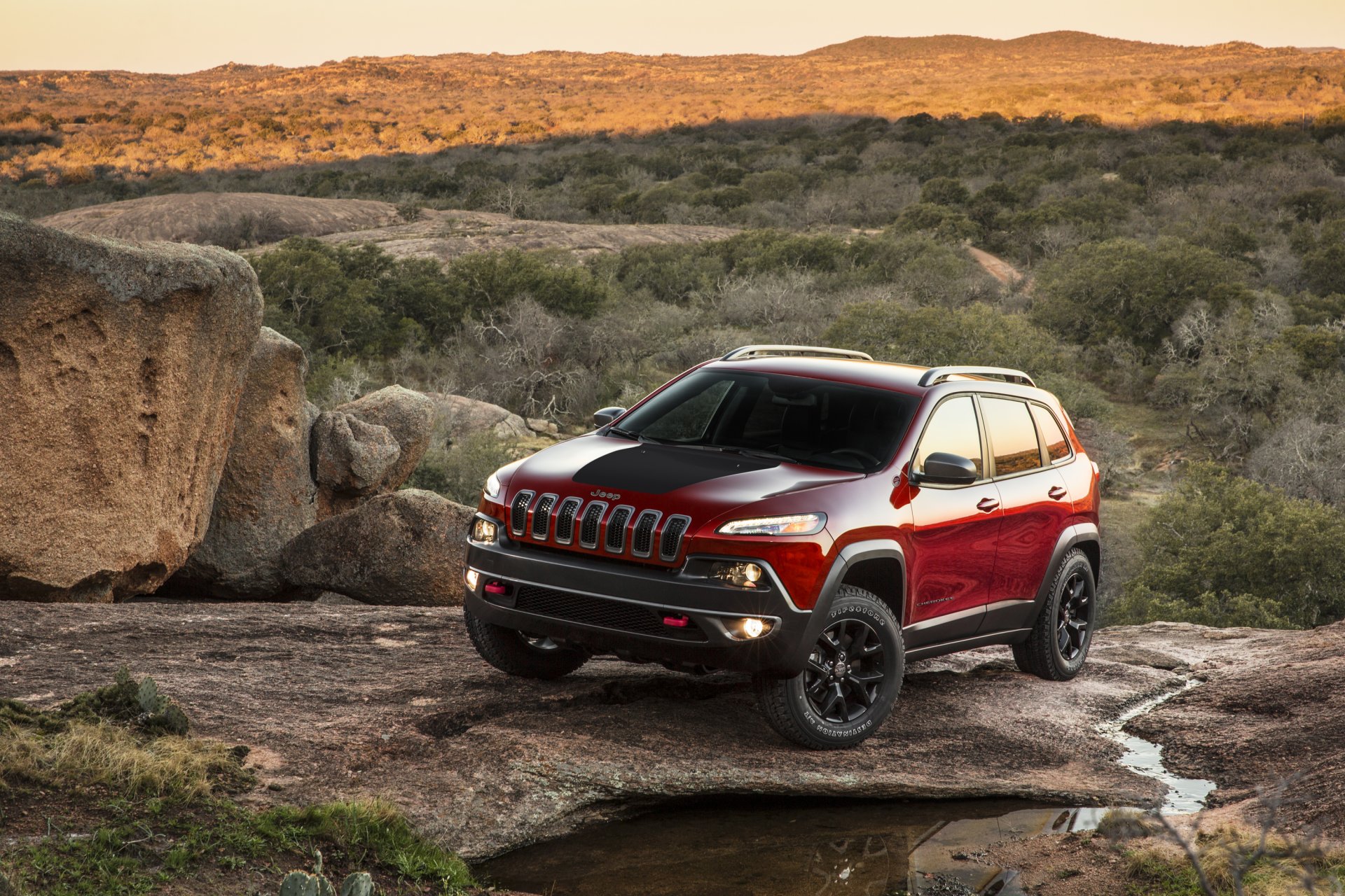 wieczór zachód słońca góry jeep cherokee reflektory światło kamienie strumień cień