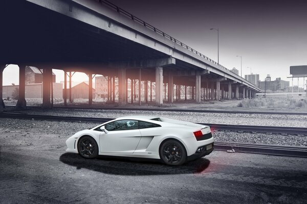 Lamborghini vue latérale sur fond de ciel nocturne