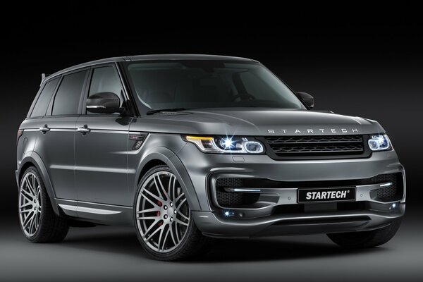 SUV sombre Land Rover sur fond sombre