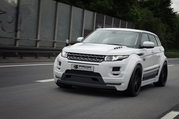 Land Rover, messa a punto. Auto bianca