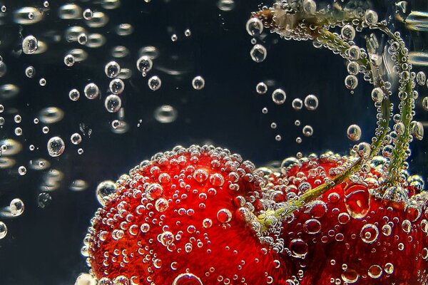 Kirsche unter Wasser in Blasen