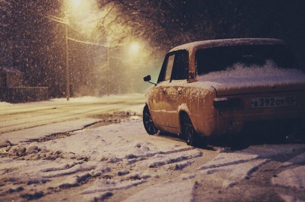 Gelber Pfennig Lada im Schnee