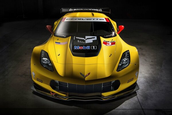 Auto Da Corsa Chevrolet Corvette giallo