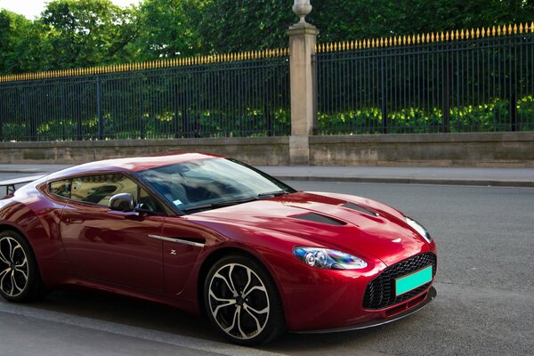 Aston Martin rojo oscuro en la carretera