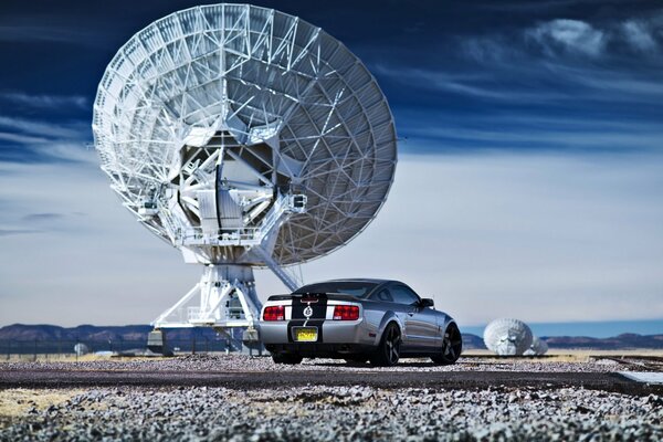 Wallpaper with silver ford mustang on antenna background