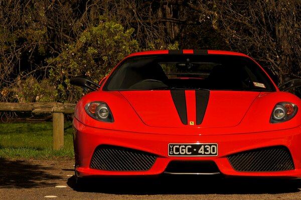 Суперкар ferrari scuderia f430 красные с красивым видом