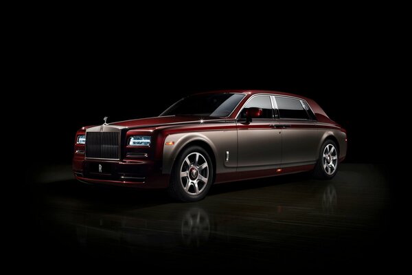 Wiśniowy Rawls Royce Phantom na czarnym tle