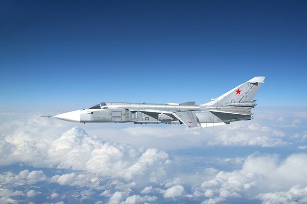 Бомбардировщик су-24 летит в небе над облаками