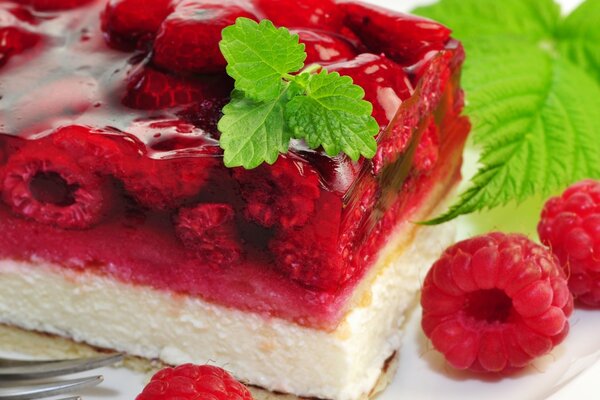 Tarta de queso de frambuesa en un plato blanco