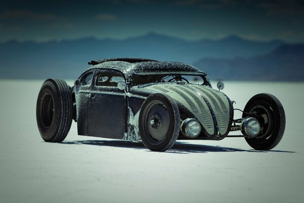 Hot Rod en un lago de sal bajo el sol abrasador