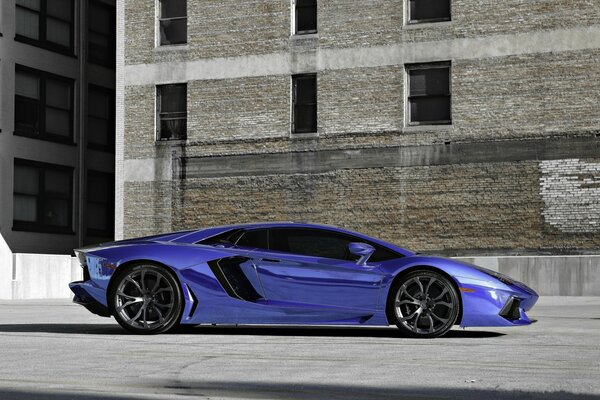 Coche Lamborghini de color púrpura brillante