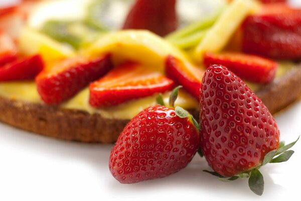 Charlotte mit Erdbeeren und Äpfeln zum Nachtisch