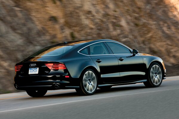 Coche. Negro Audi A7 en el camino