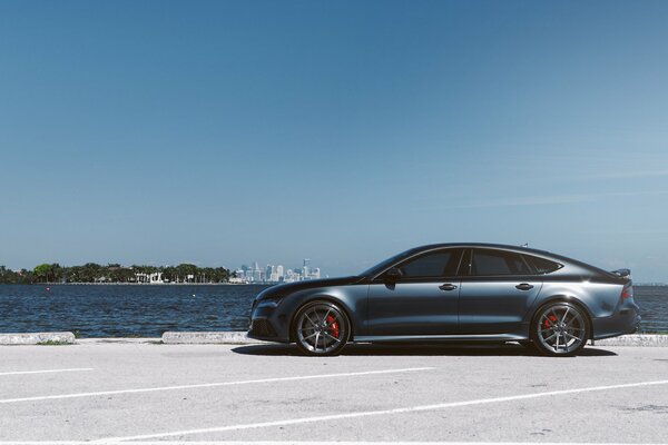 Audi auf dem Parkplatz, im Hintergrund des Meeres