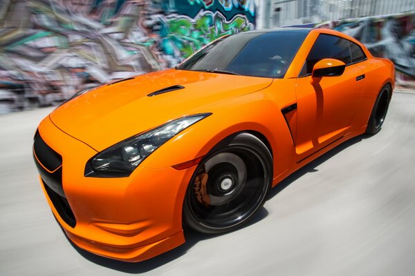 Nissan R35 orange sur fond de couleur floue