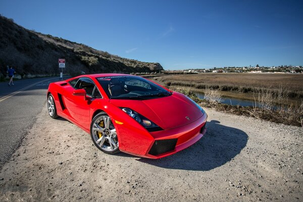 Nowe czerwone Lamborghini przy drodze