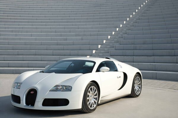 Supercar blanc bugatti veyron sur fond de Marches en béton