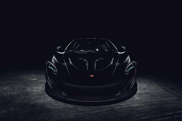 Avant mclaren noir avec des reflets