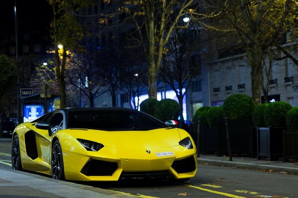 Superdeportivo Lamborghini amarillo
