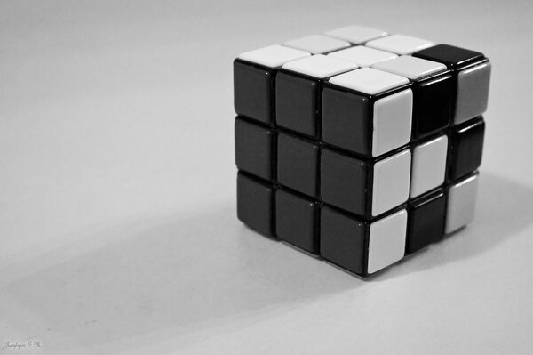 Foto in bianco e nero del cubo di Rubik