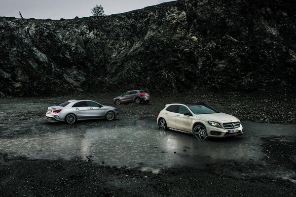 Des mercedes-benz audacieuses et modernes en carrière