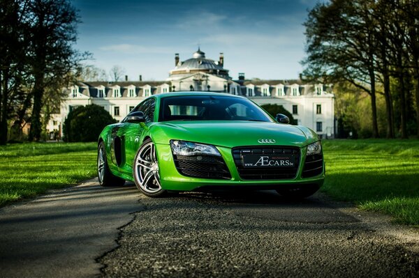 Grüner neuer Audi auf dem Hintergrund des neuen Hauses