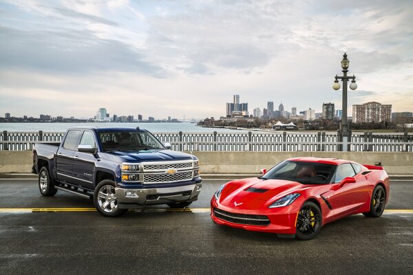 Noir Chevrolet Silverado et rouge Chevrolet Corvette sur le front de mer