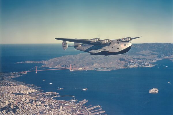 Un grand avion survole la ville