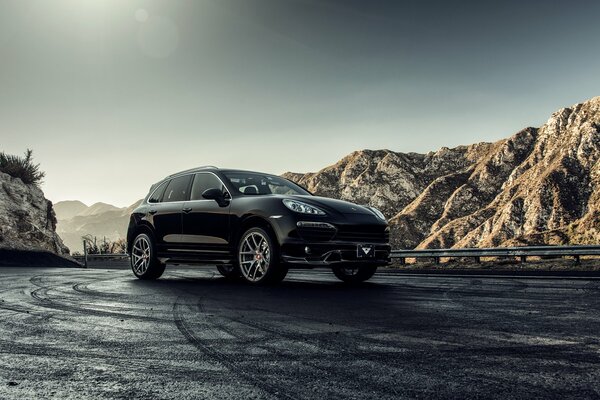 Porsche negro en la estética de las montañas