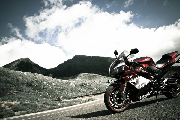 Motorrad Yamahas in roter Farbe auf einem Hintergrund von Wolken