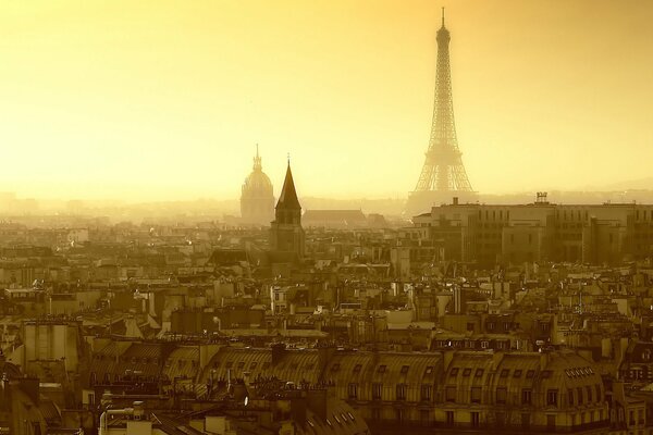 Strade di Parigi piene di nebbia
