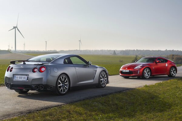 Foto eines Nissan-Autos in der Natur auf dem Hintergrund von Windmühlen