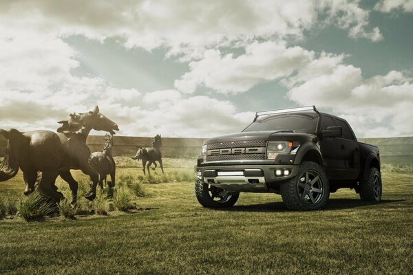 Ford fährt auf dem Feld neben Statuen von Pferden