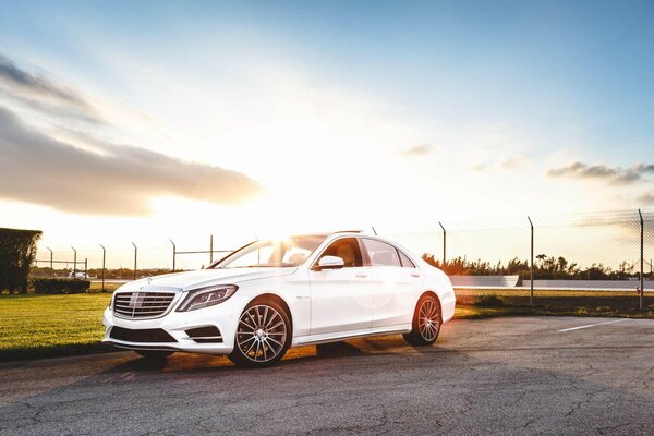 Mercedes blanche sur fond de coucher de soleil