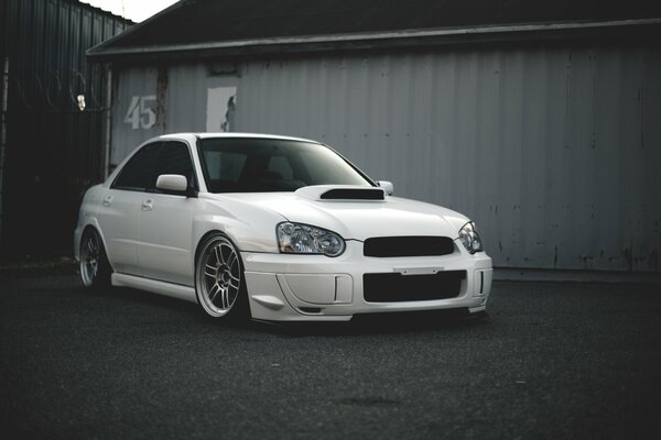 Fond d écran avec subaru WRX blanc sur fond de garages gris